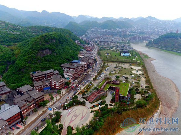 赤水河旅游公路旁的綜合服務(wù)體。（貴州省公路局提供）