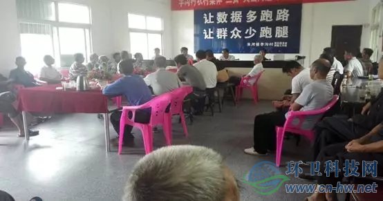 常紀(jì)文到村委會(huì)給村黨支部、村委會(huì)和村民理事會(huì)代表講解農(nóng)村垃圾分類