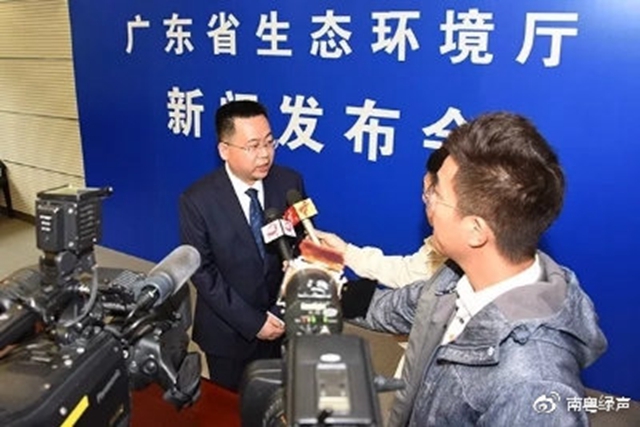 ▲省生態(tài)環(huán)境廳黨組成員、副廳長陳金鑾接受記者采訪